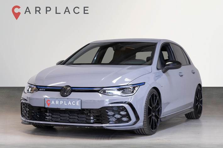 Grå VW Golf VIII fra 2021