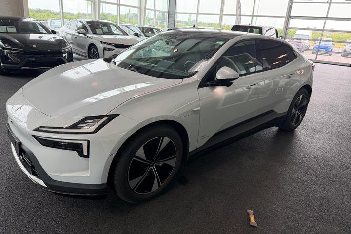 Sølv Polestar 4 fra 2026