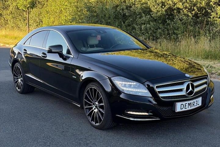 Sort Mercedes CLS350 fra 2011 set udefra