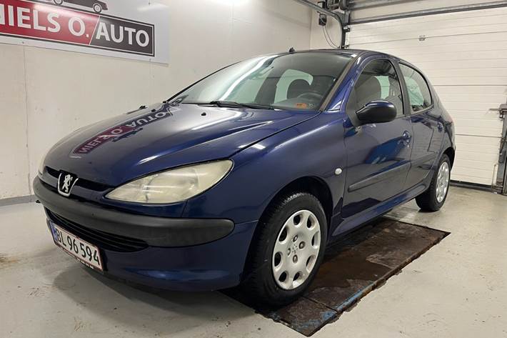Blå Peugeot 206 fra 2003