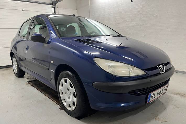Blå Peugeot 206 fra 2003