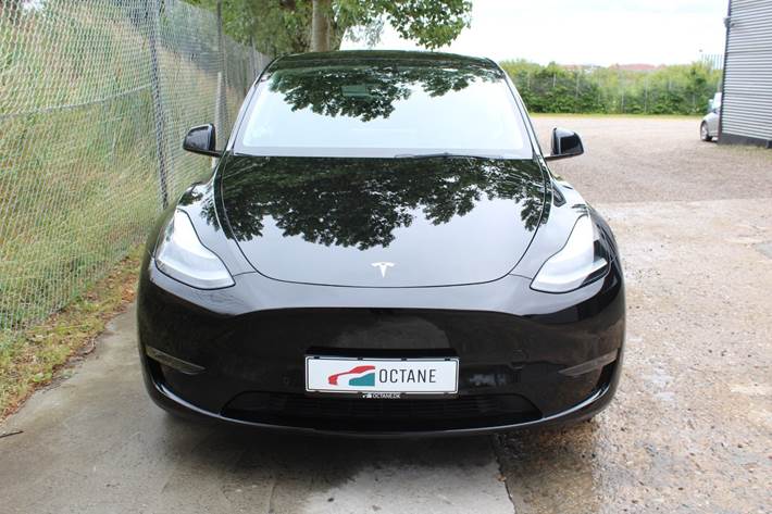 Sort Tesla Model Y fra 2022