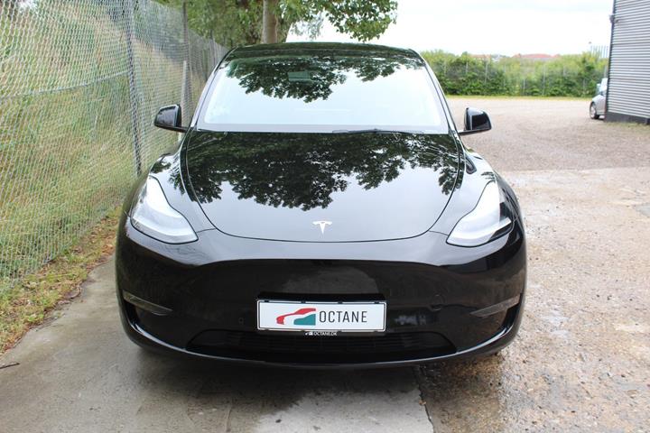 Sort Tesla Model Y fra 2022