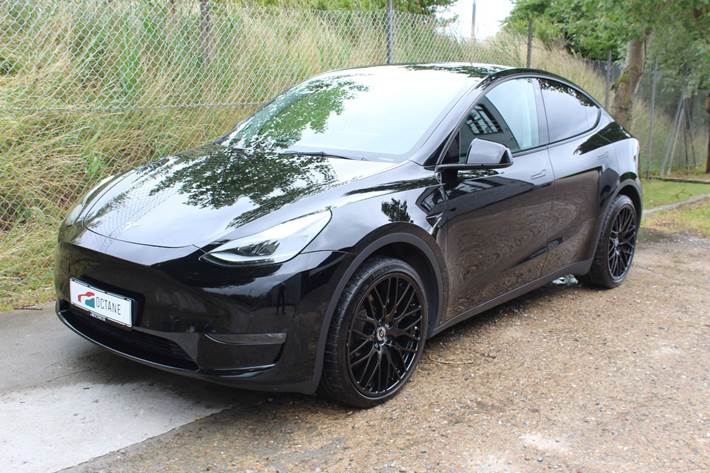 Sort Tesla Model Y fra 2022