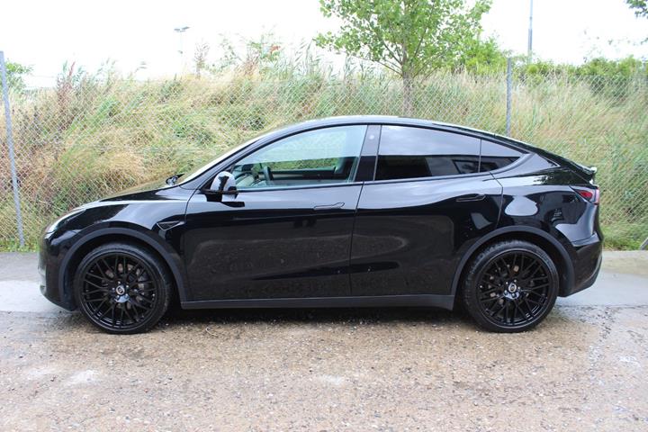 Sort Tesla Model Y fra 2022