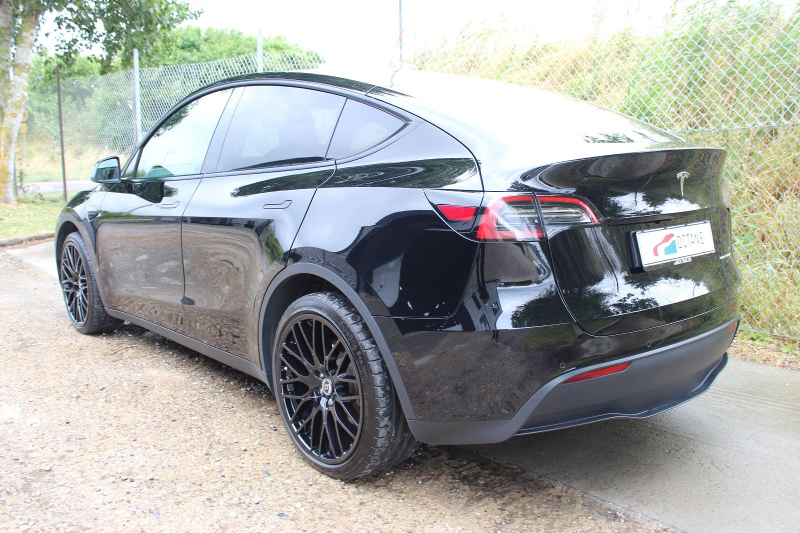 Sort Tesla Model Y fra 2022