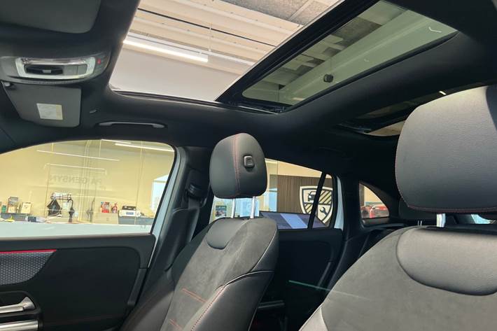 Hvid Mercedes EQA250+ fra 2025