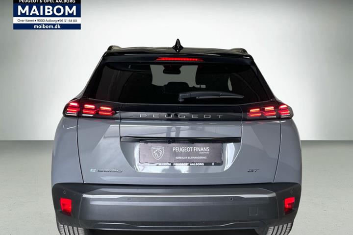 Grå Peugeot e-2008 fra 2025