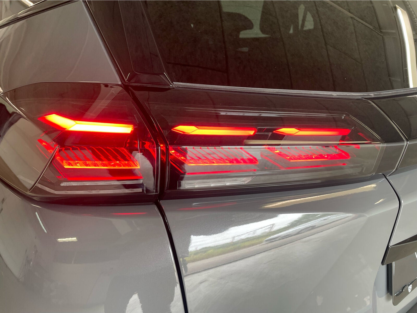 Grå Peugeot e-2008 fra 2025