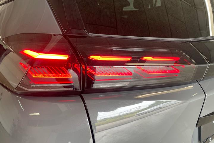 Grå Peugeot e-2008 fra 2025