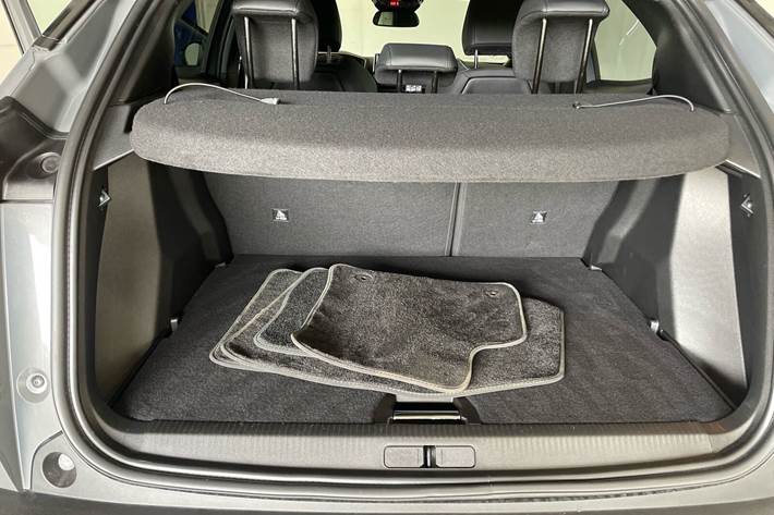 Grå Peugeot e-2008 fra 2025