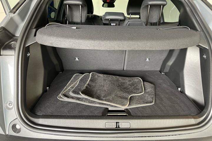Grå Peugeot e-2008 fra 2025