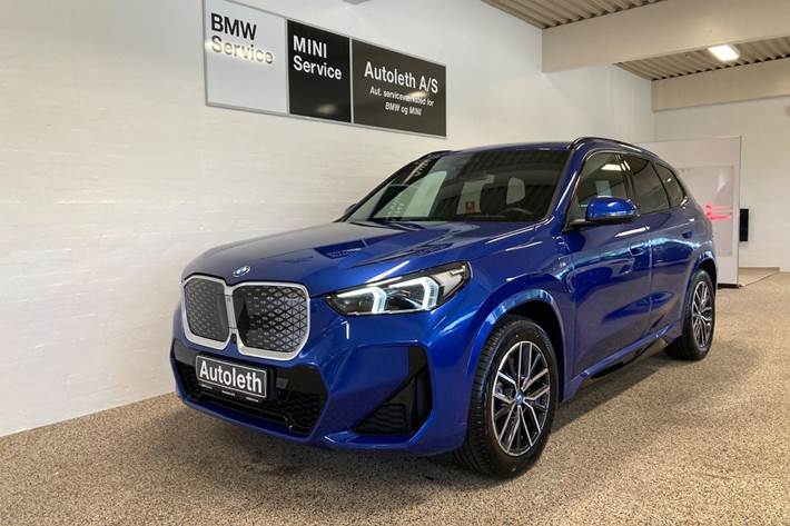 Blå BMW iX1 fra 2025