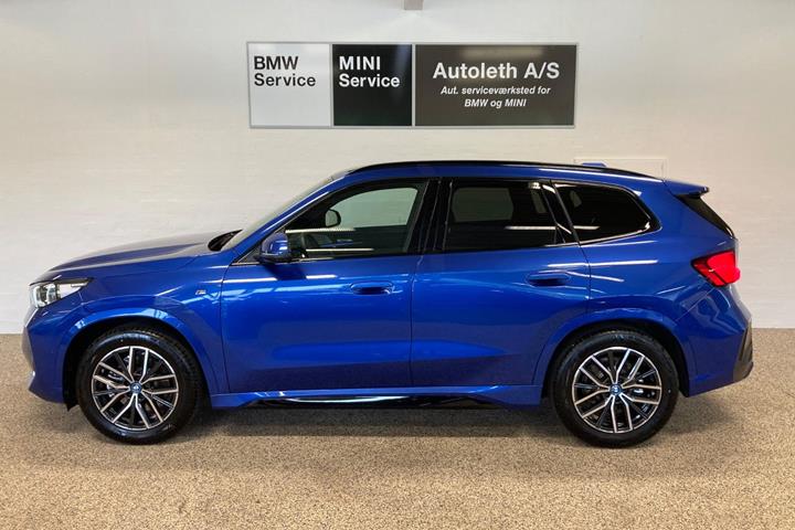 Blå BMW iX1 fra 2025