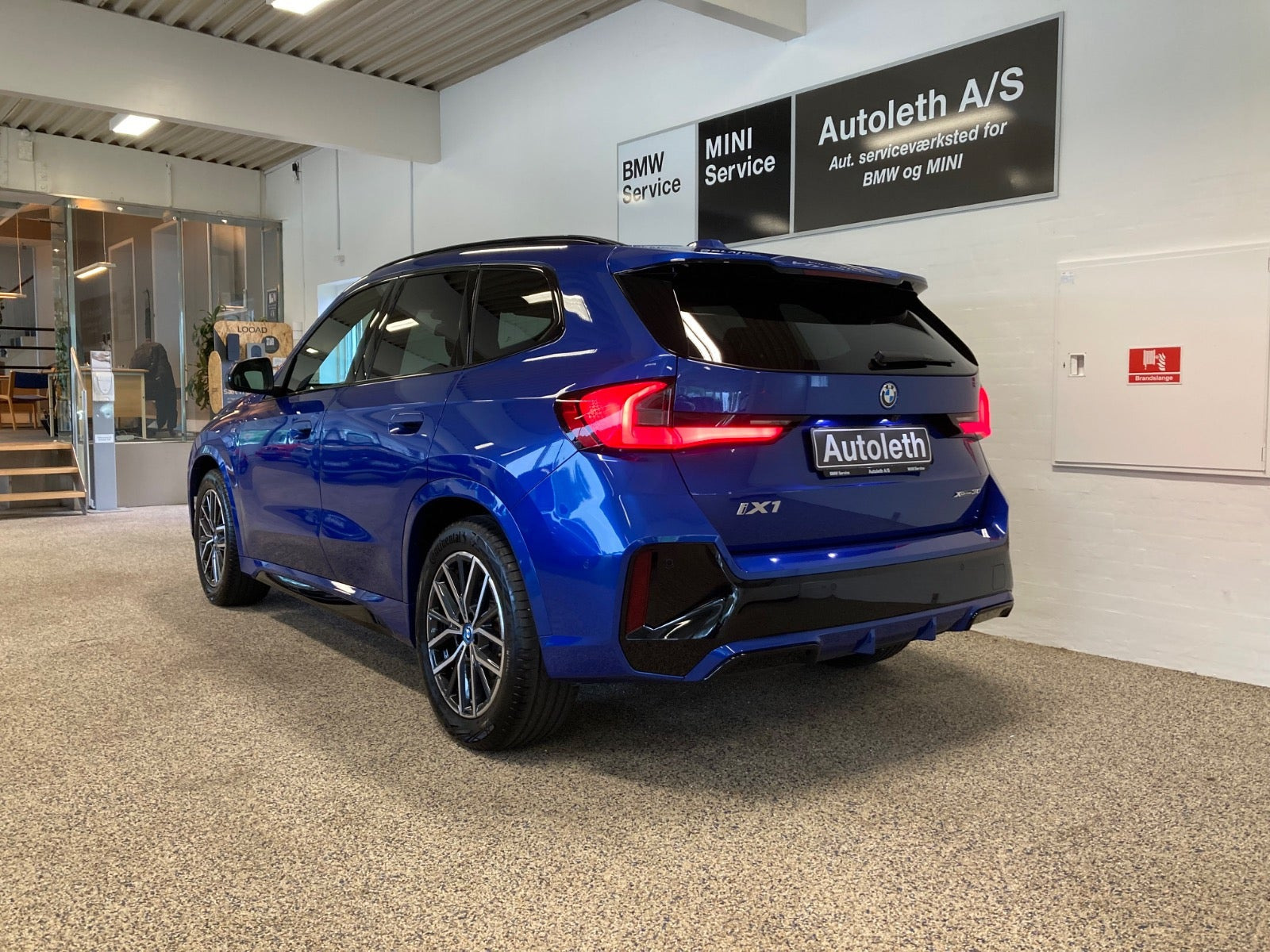 Blå BMW iX1 fra 2025