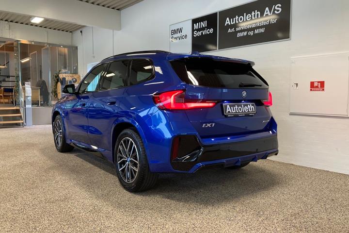 Blå BMW iX1 fra 2025