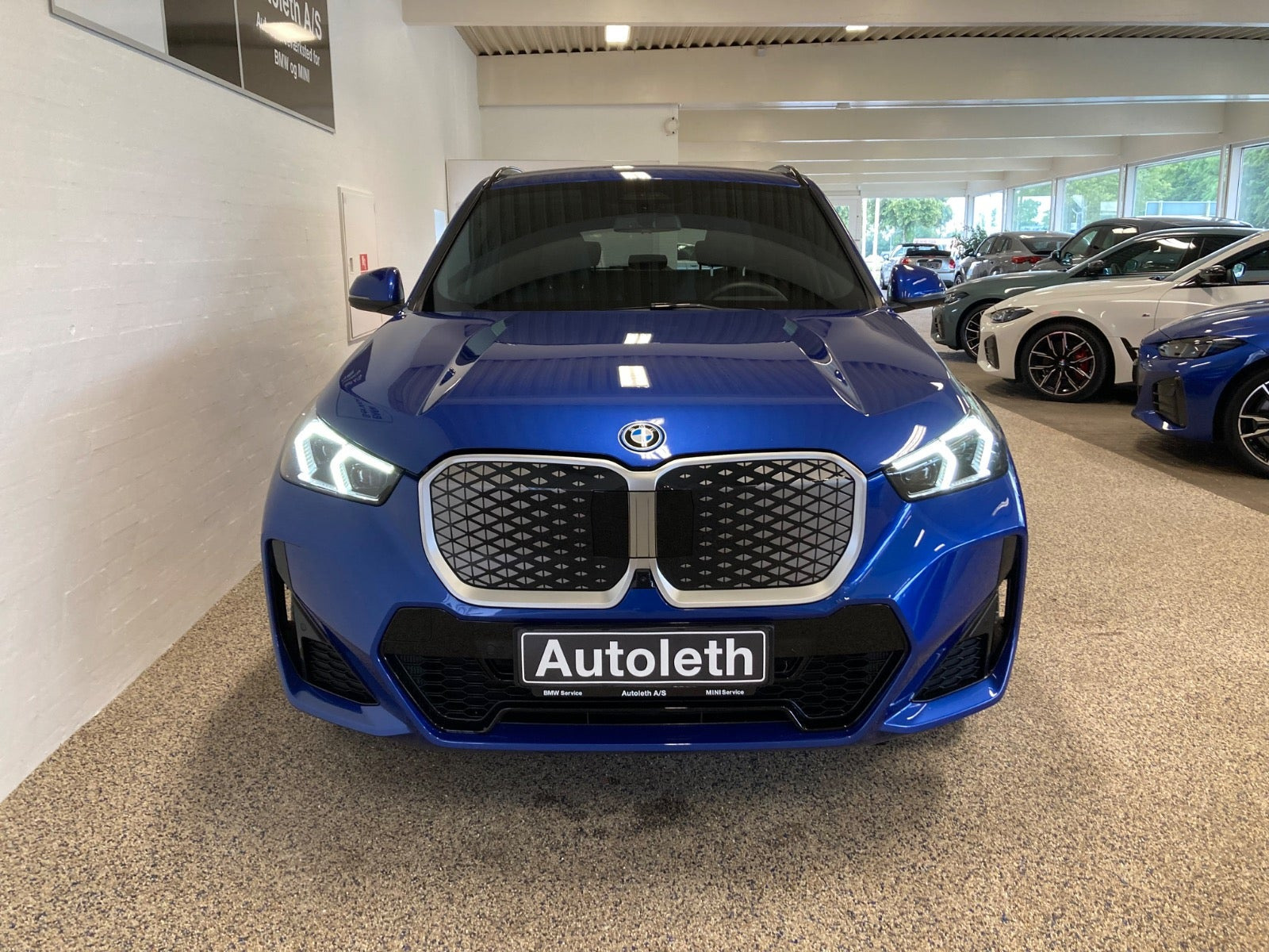 Blå BMW iX1 fra 2025