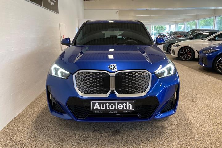 Blå BMW iX1 fra 2025