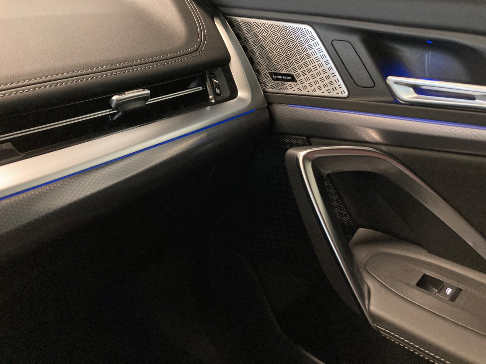 Blå BMW iX1 fra 2025