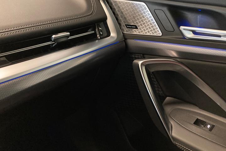 Blå BMW iX1 fra 2025