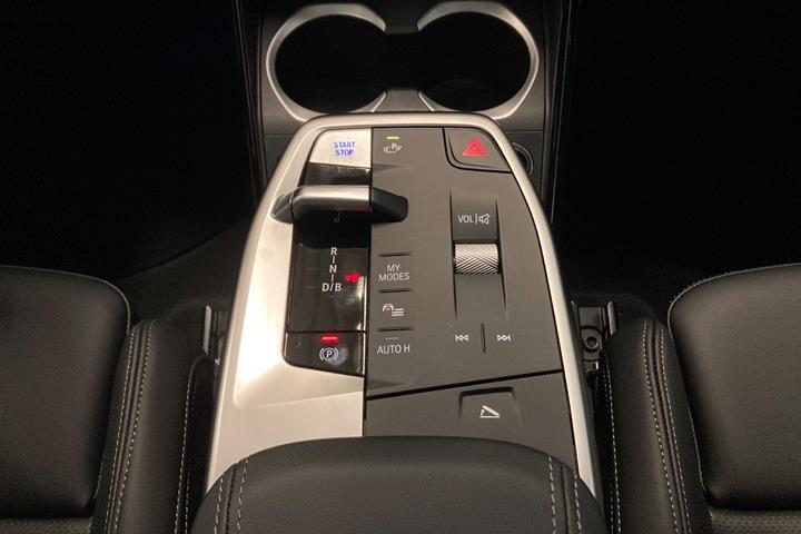 Blå BMW iX1 fra 2025