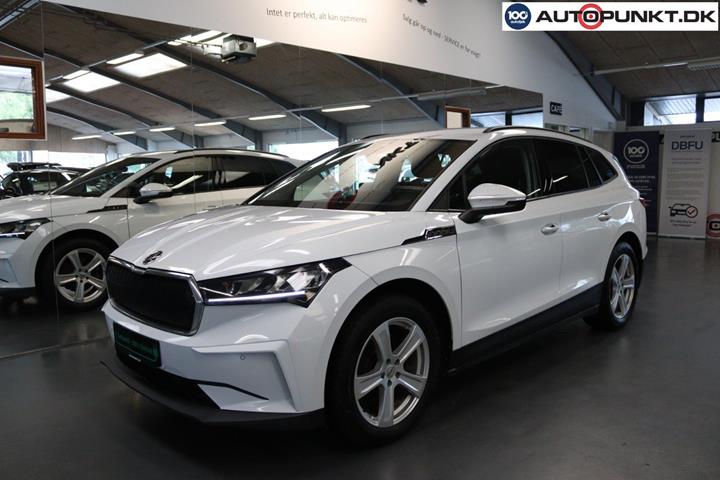 Hvid Skoda Enyaq fra 2023 set udefra