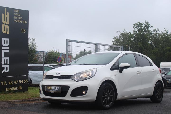 Hvid Kia Rio fra 2014 set udefra