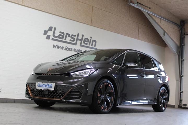 Grå Cupra Born fra 2024 set udefra