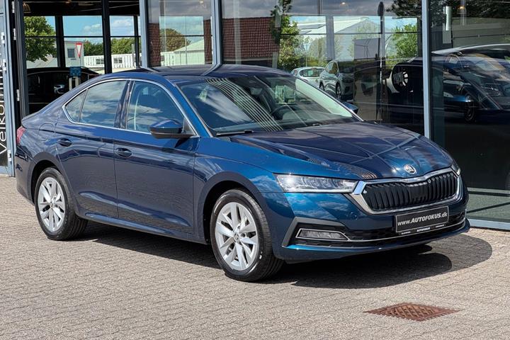 Blå Skoda Octavia fra 2022 set udefra