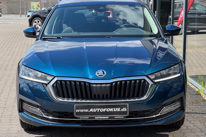 Blå Skoda Octavia fra 2022