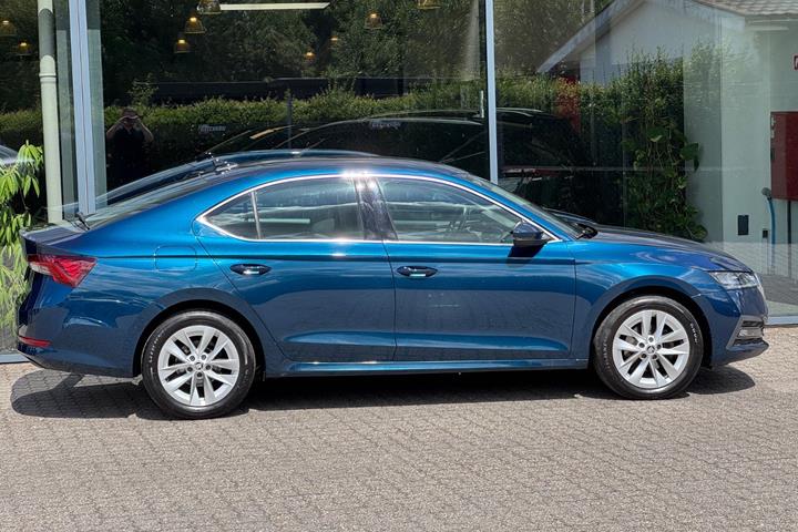 Blå Skoda Octavia fra 2022