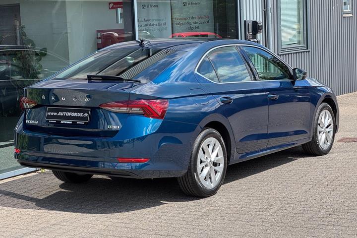 Blå Skoda Octavia fra 2022
