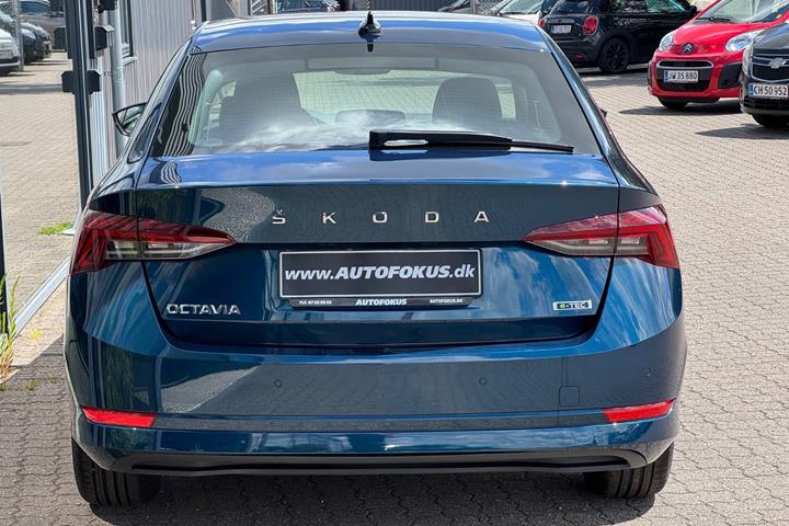 Blå Skoda Octavia fra 2022