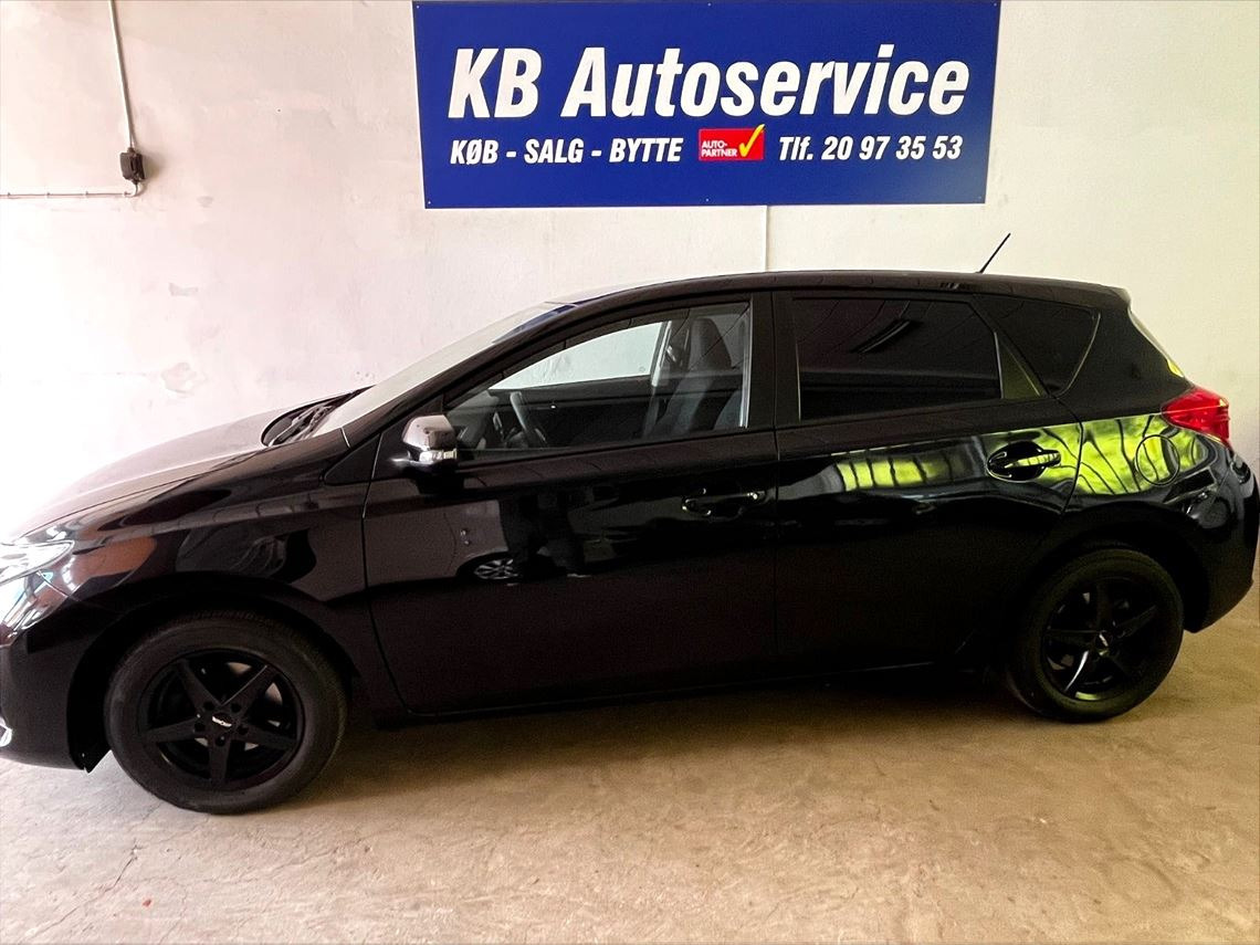 Sort Toyota Auris fra 2014