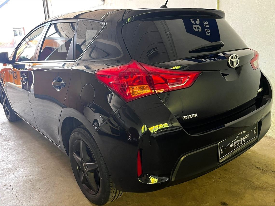 Sort Toyota Auris fra 2014