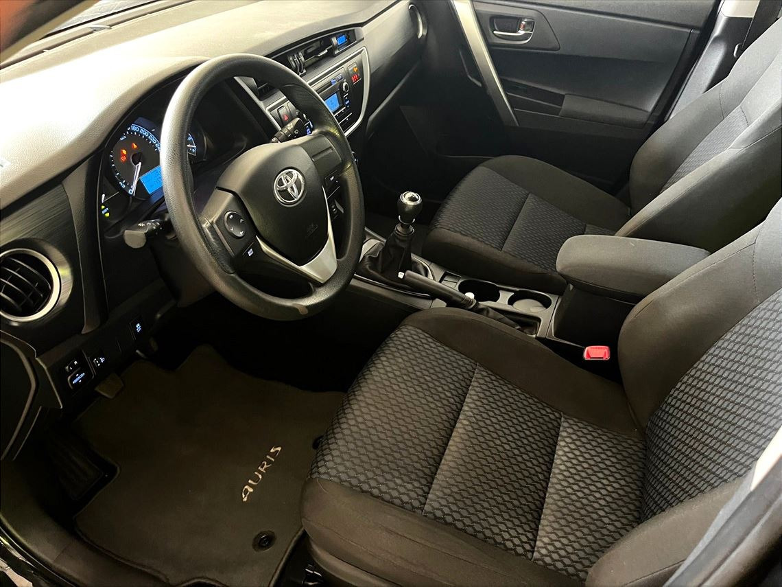 Sort Toyota Auris fra 2014
