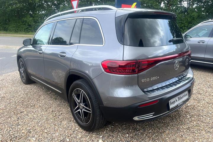 Grå Mercedes EQB 250+ fra 2025