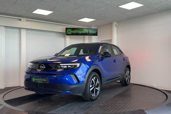 Blå Opel Mokka-e fra 2024 set udefra