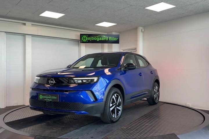 Blå Opel Mokka-e fra 2024 set udefra