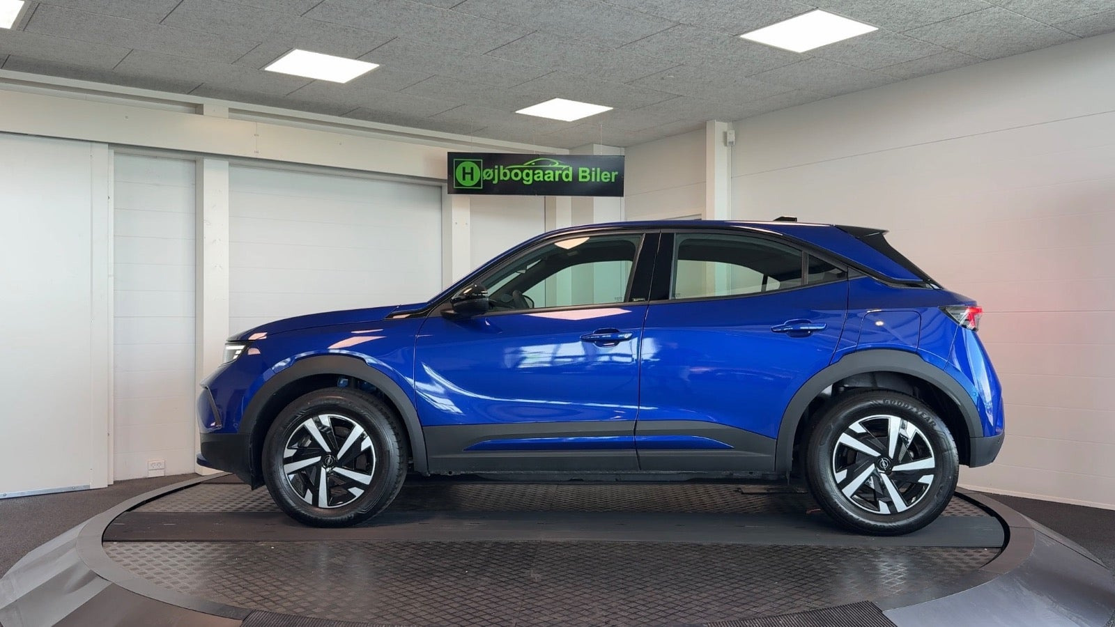 Blå Opel Mokka-e fra 2024