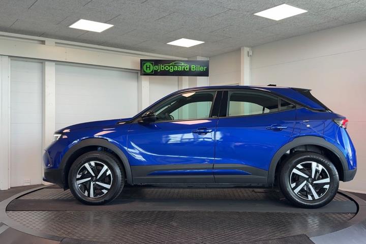 Blå Opel Mokka-e fra 2024