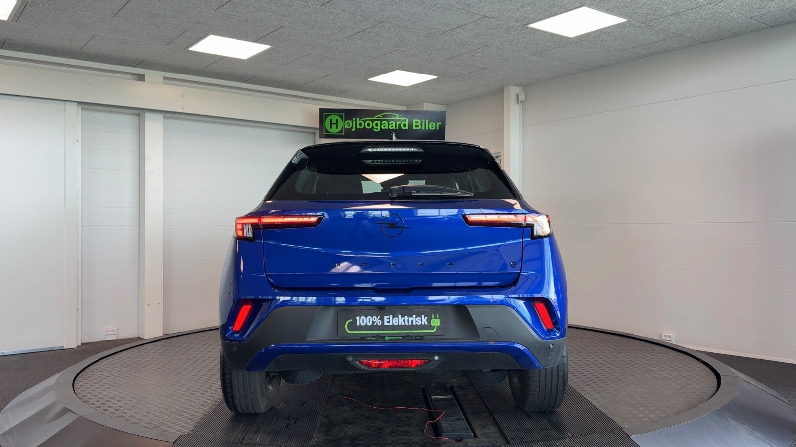 Blå Opel Mokka-e fra 2024