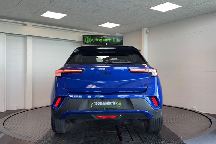 Blå Opel Mokka-e fra 2024
