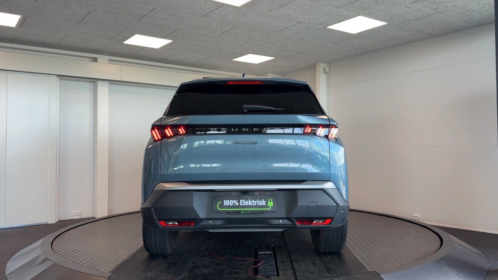 Grå Peugeot e-5008 fra 2025