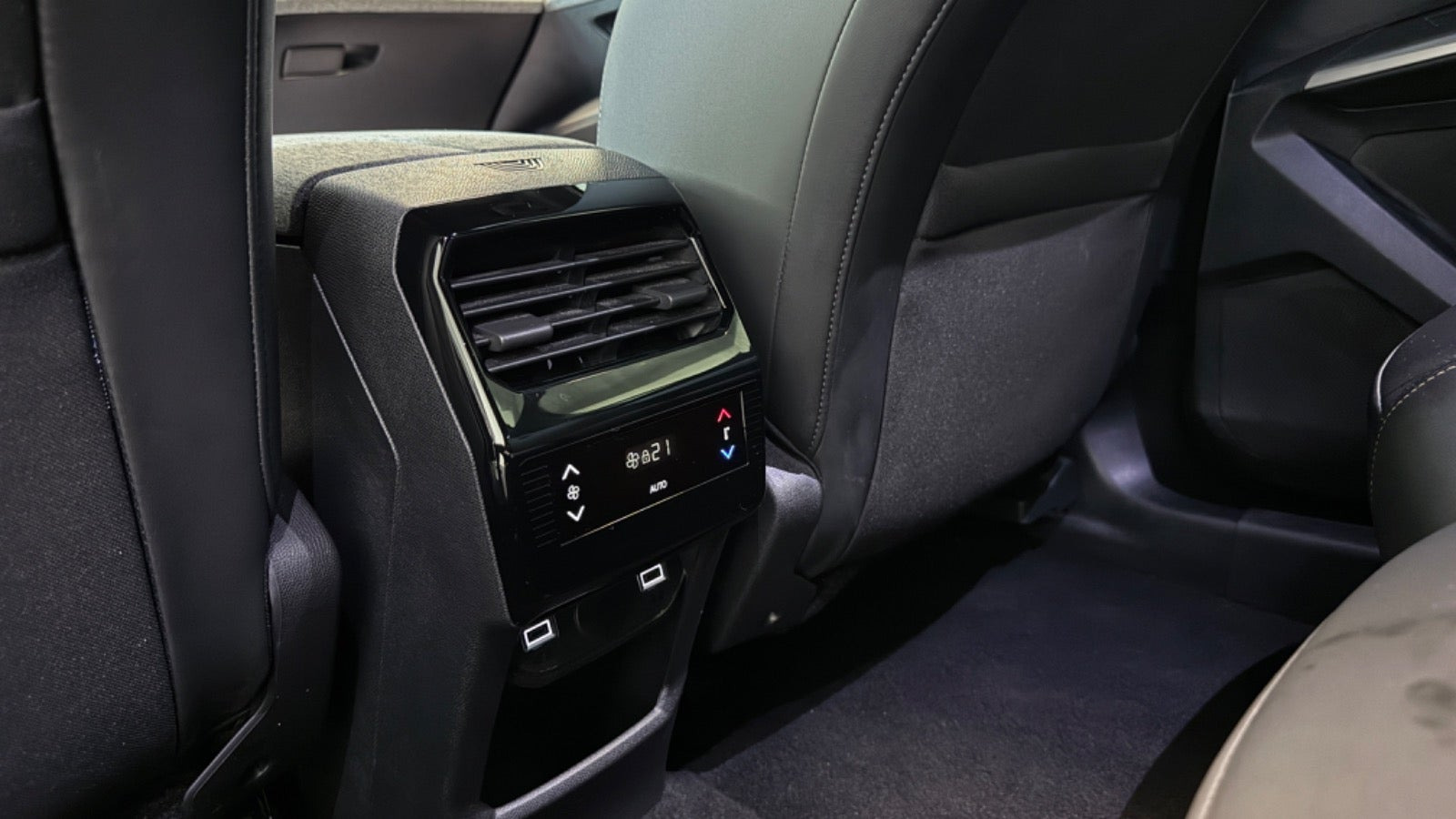 Grå Peugeot e-5008 fra 2025