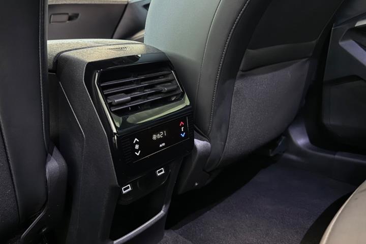 Grå Peugeot e-5008 fra 2025