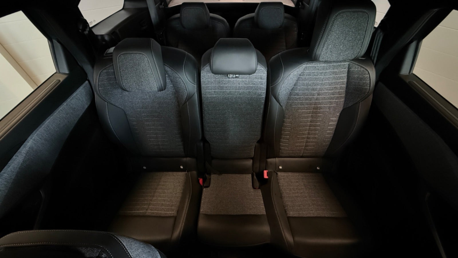 Grå Peugeot e-5008 fra 2025
