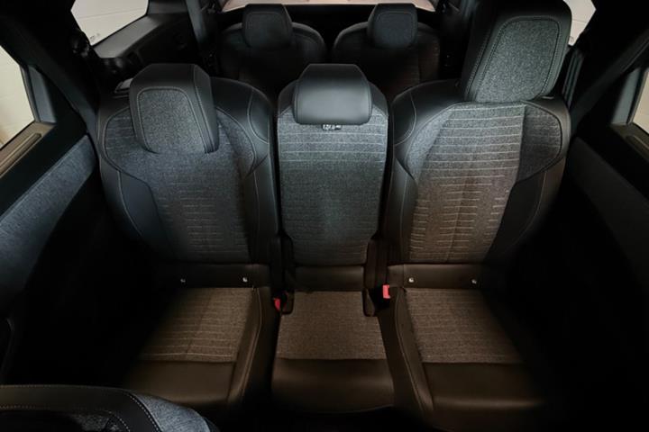 Grå Peugeot e-5008 fra 2025