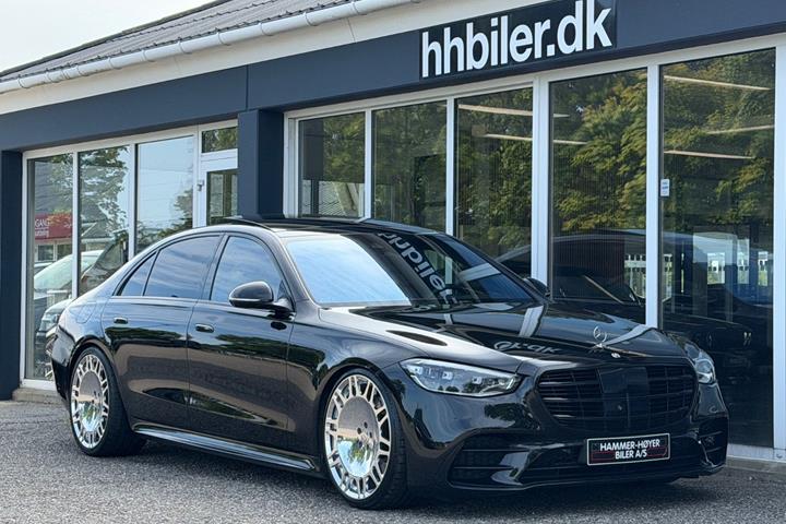 Sort Mercedes S580 e fra 2022 set udefra