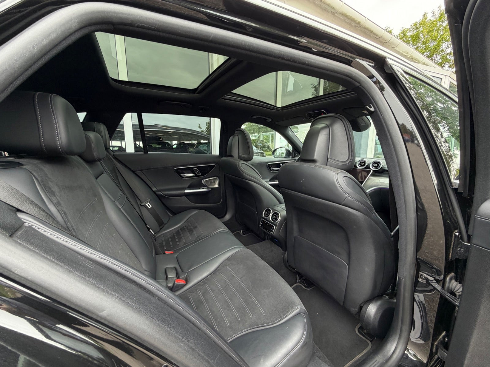 Sort Mercedes C300 fra 2023